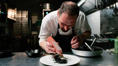 Siyah Mürekkep Spagettisi Gurme Tabak Hazırlama. 