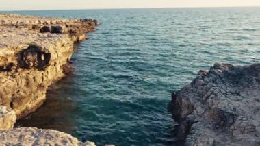 Kayalık sahilde okyanus dalgaları.