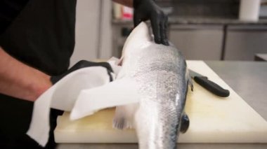 Aşçı Pişirmeden Önce Çiğ Balığı Temizliyor . 