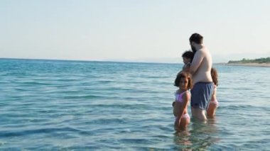 Neşeli bir aile Denizde bir günün tadını çıkarıyor.