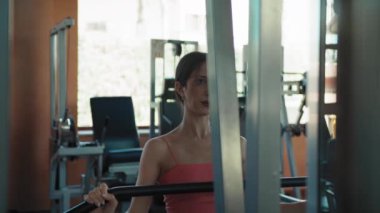 Spor salonunda Formda Kadın Eğitimi.