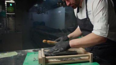 Spagetti yaparken Geleneği Hatırlayan Şef . 