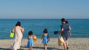 Neşeli bir aile Denizde bir günün tadını çıkarıyor.