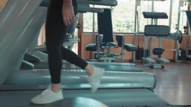 Spor salonunda Formda Kadın Eğitimi.