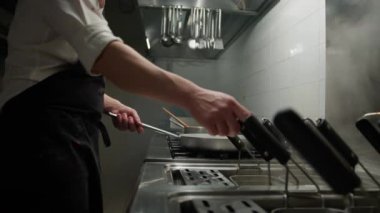 Şef tavanın altındaki ocağı açıyor.. 