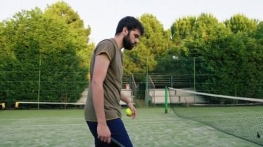 Maçın sonunda yorgun tenis oyuncusu . 