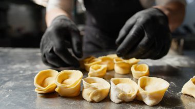 Çiğ Ravioli makarna pişmeye hazır . 