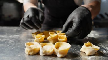 Cappelletti İtalyan makarnasının Hazırlanması . 