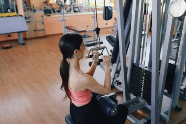 Spor salonunda Formda Kadın Eğitimi.