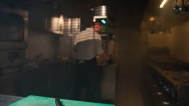 Mutfakta çalışan bir şef.. 