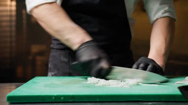 Büyük Yetenekli Mürekkep Balığı Kesen Şef. 