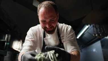 Bir şefin gülümsemesi kendi yarattığı için mutludur.. 