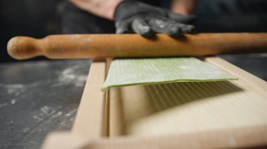 Makarna yapmak için merdanenin işi. . 