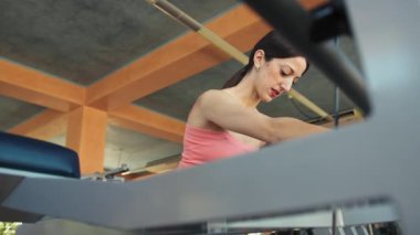 Spor salonunda Formda Kadın Eğitimi.
