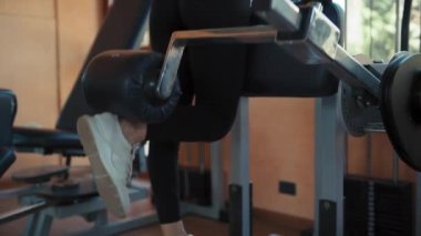 Spor salonunda Formda Kadın Eğitimi.