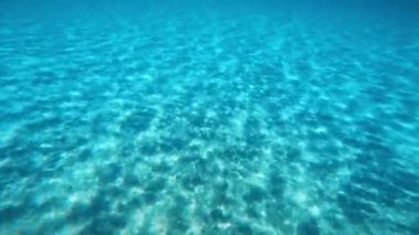 Deniz tabanındaki su altı ışık kırılması..