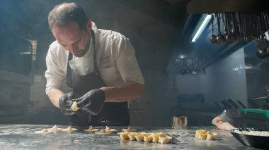 Cappelletti Makarnası Yaparken Şefin Yeteneği .