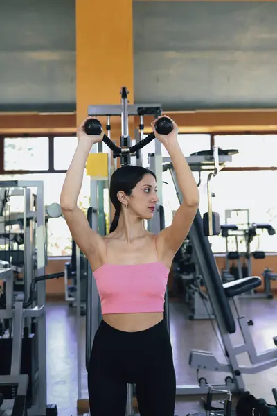 Spor salonunda Formda Kadın Eğitimi.