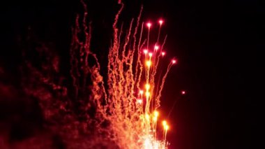 Gece gökyüzünde kırmızı havai fişekler patlayacak . 