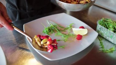 Şef çanaktan çanağa kadar her şeyi topluyor. . 