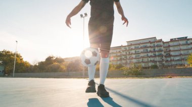 Yaratıcı ve eğlenceli hava akımı yapan çocuk. . 