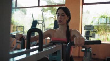 Spor salonunda Formda Kadın Eğitimi.