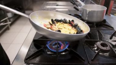 Profesyonel Mutfakta Spagetti Hazırlama .