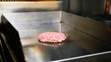 Izgarada hamburgeri çeviriyorum..