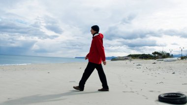 Orta Çağ Balıkçısı Sahilde Yürüyor . 