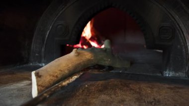 Pizza fırınına odun ekliyorum. .