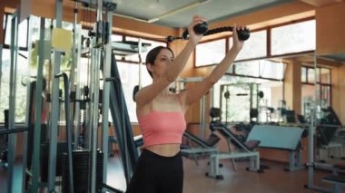 Spor salonunda Formda Kadın Eğitimi.