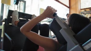 Spor salonunda Formda Kadın Eğitimi.