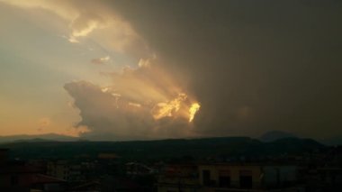 Bulutların Arasında Tanrı 'nın Gücü. 