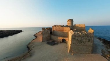 Güney İtalya 'daki Antik Kaleyi koruyan Mavi Deniz . 