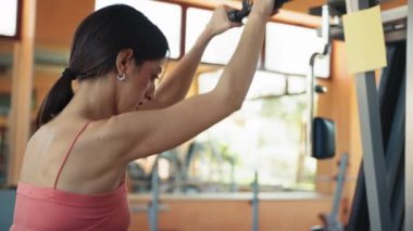 Spor salonunda Formda Kadın Eğitimi.