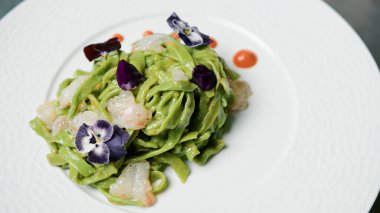 Yeşil Spagetti Tabağı ile Yenilebilir Çiçekler .