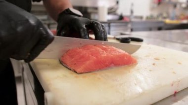 Restoran Mutfağında Balık Hazırlama.