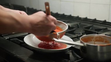 Kusursuz Domates Kremi 'ni yaratmak için kepçe ve süzgeç.