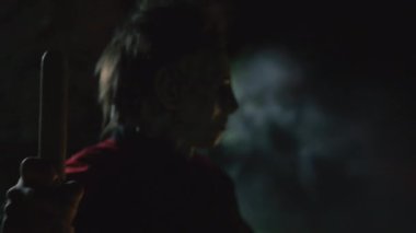 Karanlık gecedeki ürkünç adam.