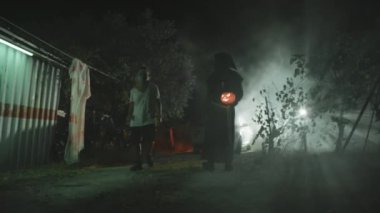 Keşiş ve Canavar Birlikte Yürüyorlar.