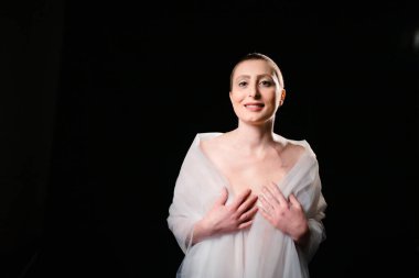 Cesur Umut Kadını Göğüs Kanseri İçin Güçlü Duruyor. 