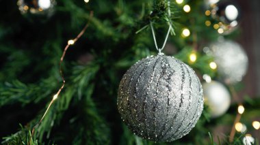 Gümüş küre Noel ağacının süsü olarak.