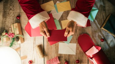 Noel Baba 'nın elinde boş kırmızı mektup var..