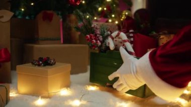 Noel Baba hediye dolu sepeti yerleştirir.. 