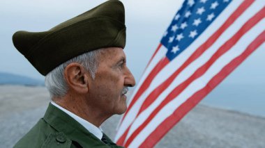 Kumsaldaki eski asker Gaziler Günü 'nde.