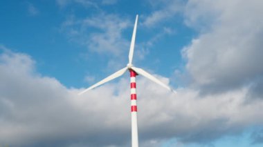 Kırmızı ve Beyaz Rüzgar Türbini Başladı. 