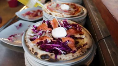 Pizzanın üzerine biraz sarı renk ekle . 