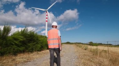 Rüzgar Altında Yürüyen Mühendis Türbinleri .