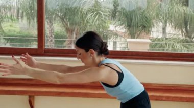 Dans salonundaki kadın antrenmanları