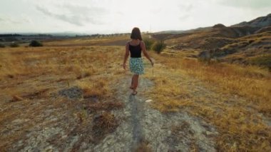 Baharda Doğayı Keşfeden Kadın .